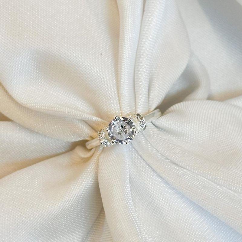 Anel Solitário Borda Cravejada