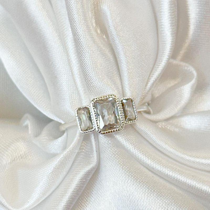 Anel Três Zircônias Quadradas