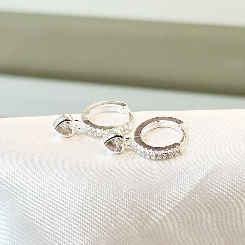 Brinco Argolinha Cravejada Coração Pendurado