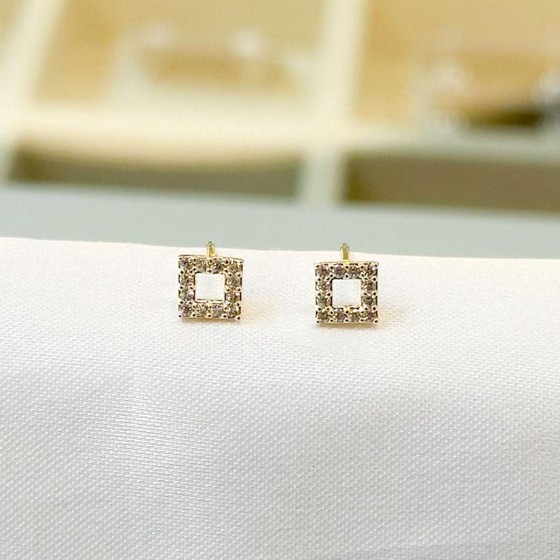 Brinco Quadradinho Vazado Cravejado