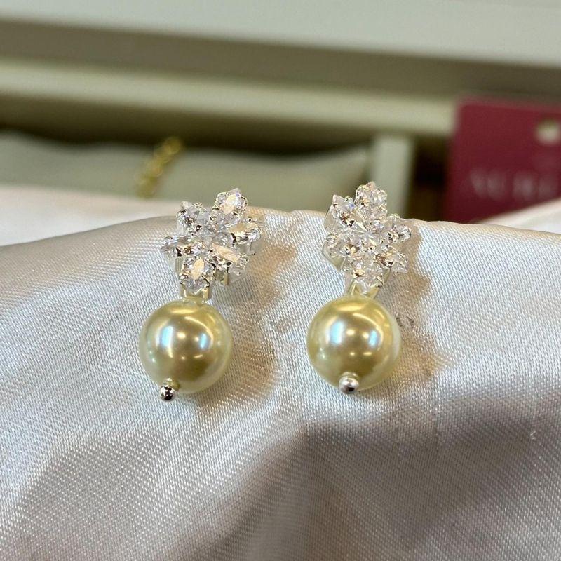 Brinco Folha Zircônia e Pérola Pendurada