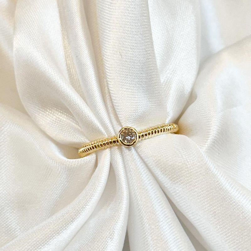 Anel Solitário Redondo Aro Trabalhado