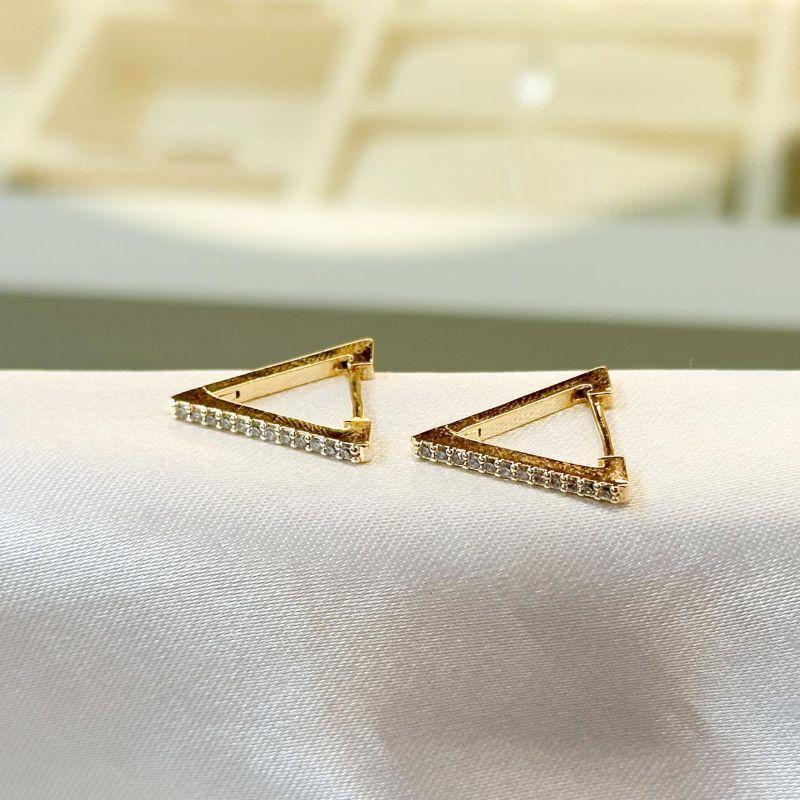 Brinco Argolinha Triângulo Cravejado