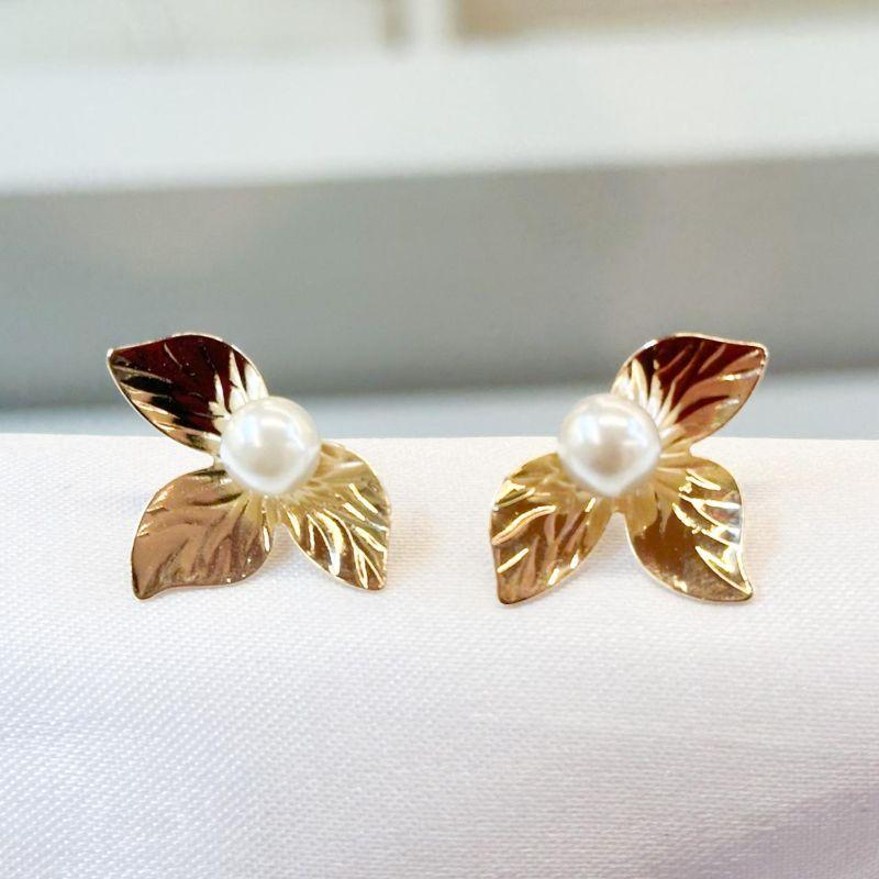 Brinco Meia Folha com Pérola