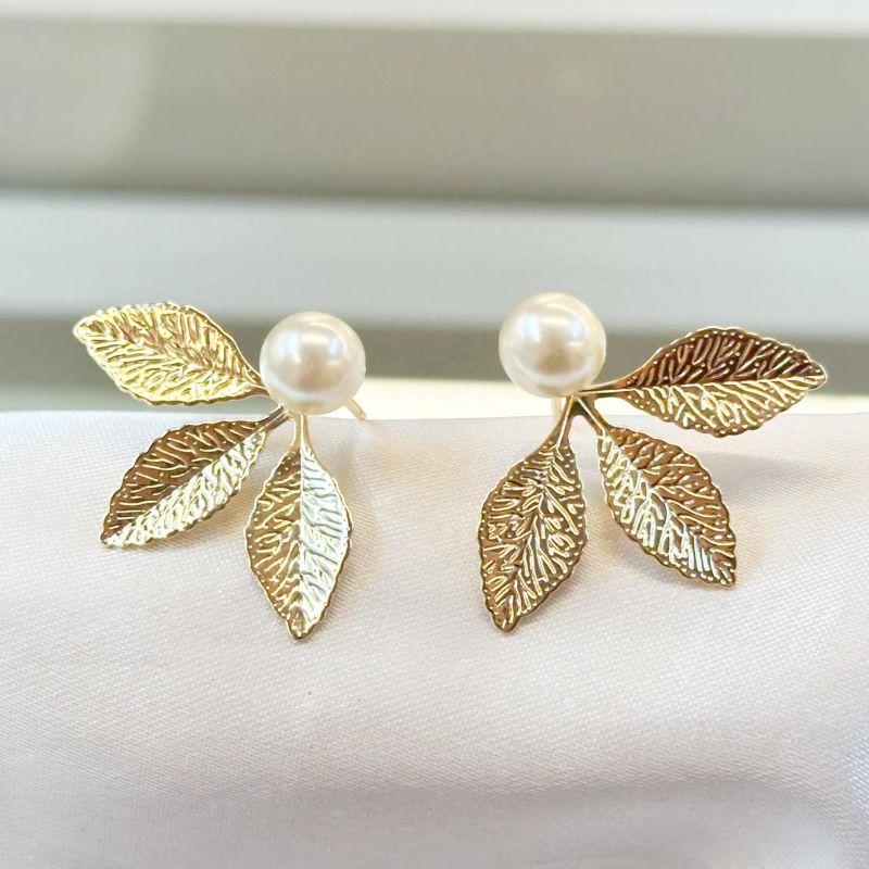 Brinco Três Folhas com Pérola