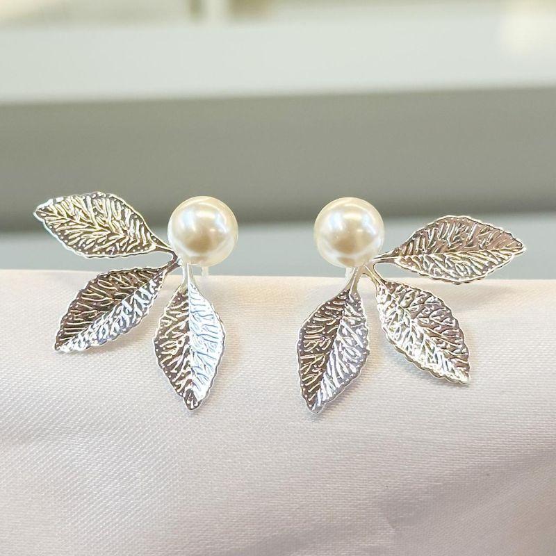 Brinco Três Folhas com Pérola