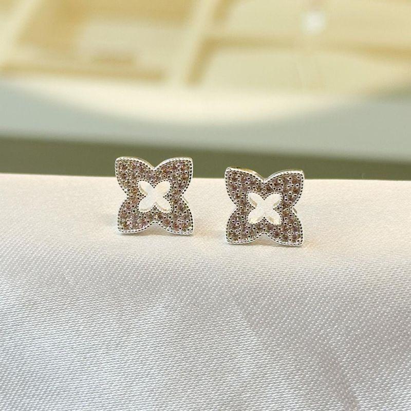 Brinco Trevo Vazado no Centro