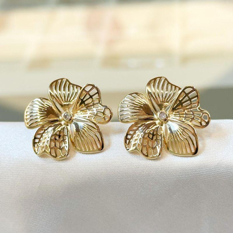 Brinco Flor Folhas Vazadas Organicas