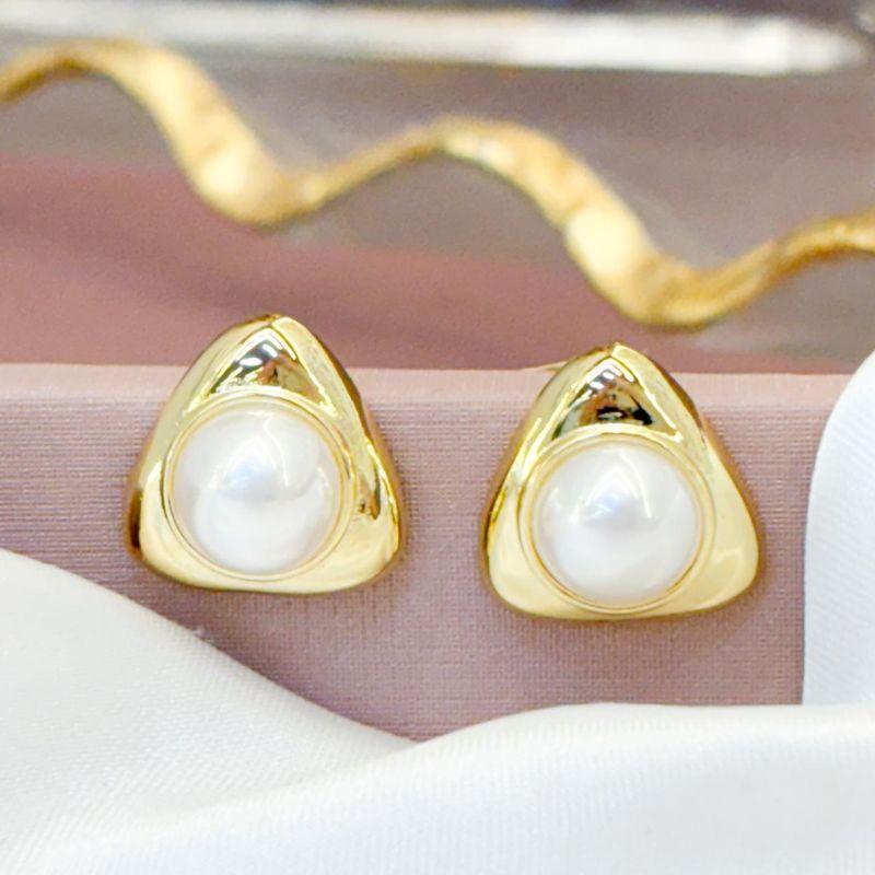 Brinco Triângulo com Pérola