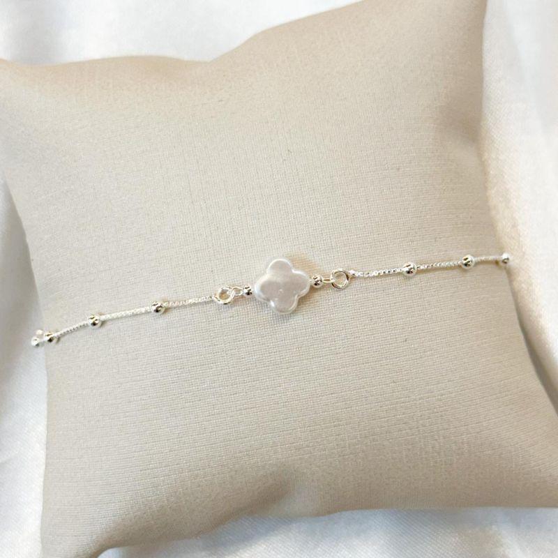 Pulseira Bolinhas com Trevo Branco